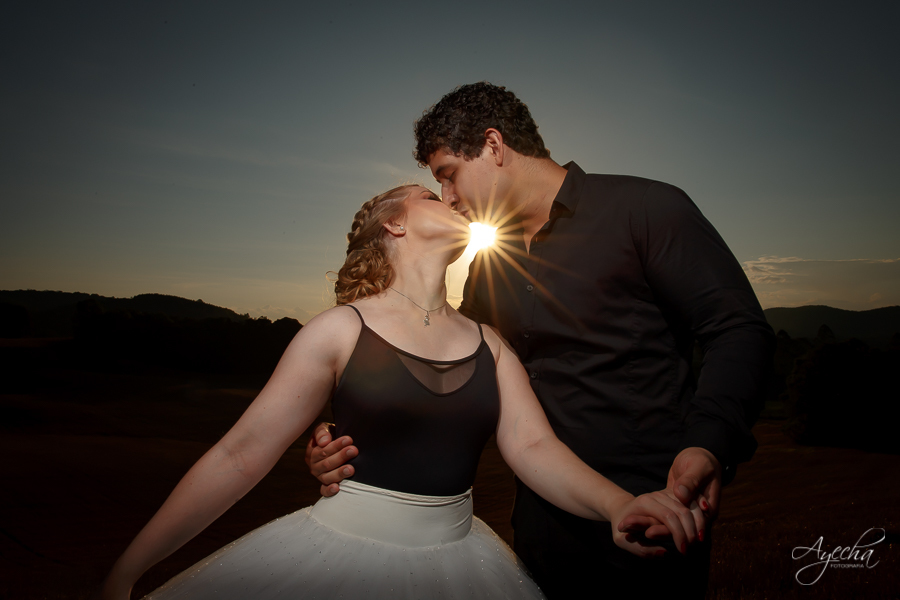 Ensaio casal; pré wedding; Ensaio em Campo Magro; Fotografa Piraquara; Fotografa de casal Curitiba; Ensaios pré casamento; Casal de Curitiba; Casal apaixonado; Noiva bailarina; Pôr do sol; Ensaio no campo;  Noivos de Curitiba; Ensaio Pedreira Lagoa Azul;