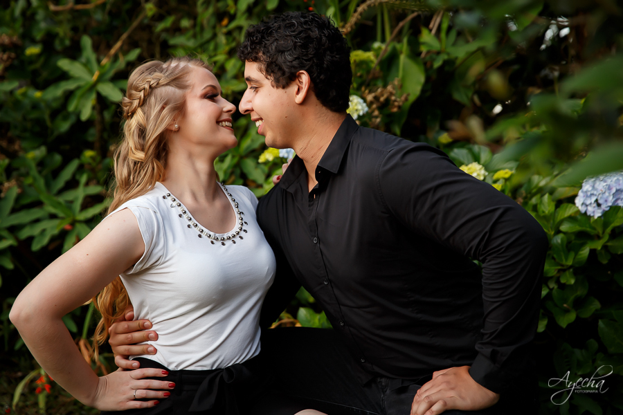 Ensaio casal; pré wedding; Ensaio em Campo Magro; Fotografa Piraquara; Fotografa de casal Curitiba; Ensaios pré casamento; Casal de Curitiba; Casal apaixonado; Noivos de Curitiba; Ensaio na Pedreira Lagoa Azul; Casamento a vista; Inspirações para noivos;