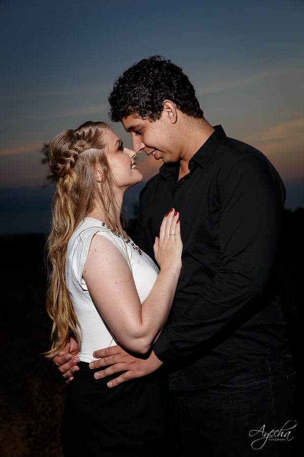 Ensaio casal; pré wedding; Ensaio em Campo Magro; Fotografa Piraquara; Fotografa de casal Curitiba; Ensaios pré casamento; Casal de Curitiba; Casal apaixonado; Noiva bailarina; Ensaio no campo;  Noivos de Curitiba; Ensaio noturno; 