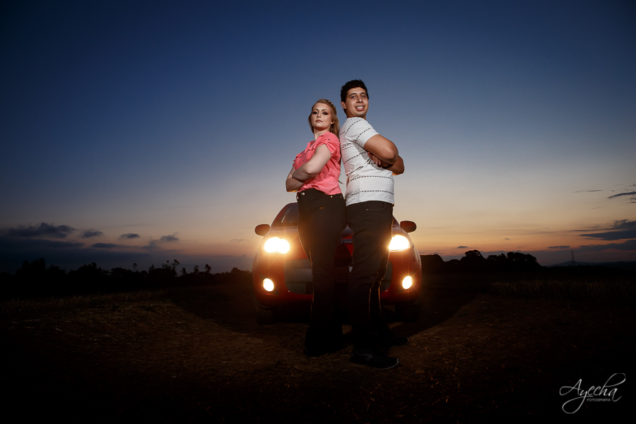 Ensaio casal; pré wedding; Ensaio em Campo Magro; Fotografa Piraquara; Fotografa de casal Curitiba; Ensaios pré casamento; Casal de Curitiba; Casal apaixonado; Noiva bailarina; Ensaio no campo;  Noivos de Curitiba; Ensaio noturno; 
