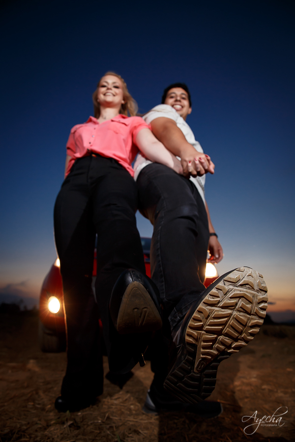 Ensaio casal; pré wedding; Ensaio em Campo Magro; Fotografa Piraquara; Fotografa de casal Curitiba; Ensaios pré casamento; Casal de Curitiba; Casal apaixonado; Noiva bailarina; Ensaio no campo;  Noivos de Curitiba; Ensaio noturno; 