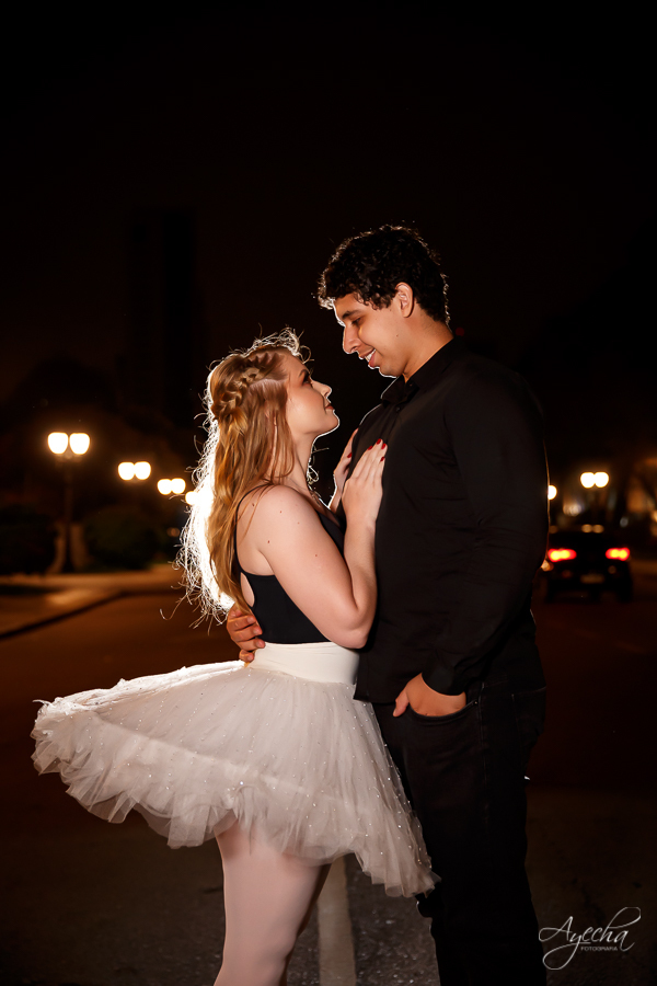 Ensaio casal; pré wedding; Ensaio em Campo Magro; Fotografa Piraquara; Fotografa de casal Curitiba; Ensaios pré casamento; Casal de Curitiba; Casal apaixonado; Noiva bailarina; Ensaio no campo;  Noivos de Curitiba; Ensaio noturno; 