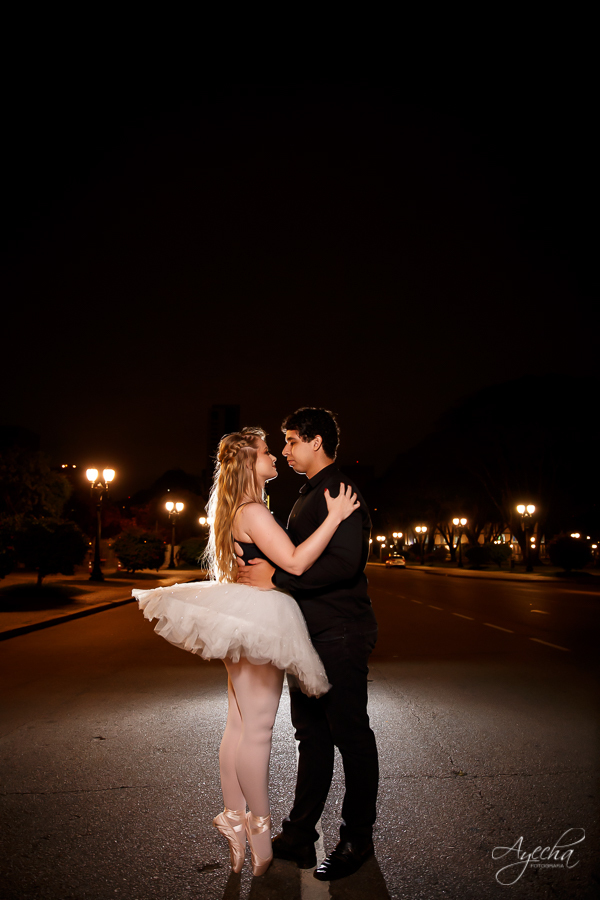 Ensaio casal; pré wedding; Ensaio em Campo Magro; Fotografa Piraquara; Fotografa de casal Curitiba; Ensaios pré casamento; Casal de Curitiba; Casal apaixonado; Noiva bailarina; Ensaio no campo;  Noivos de Curitiba; Ensaio noturno; 