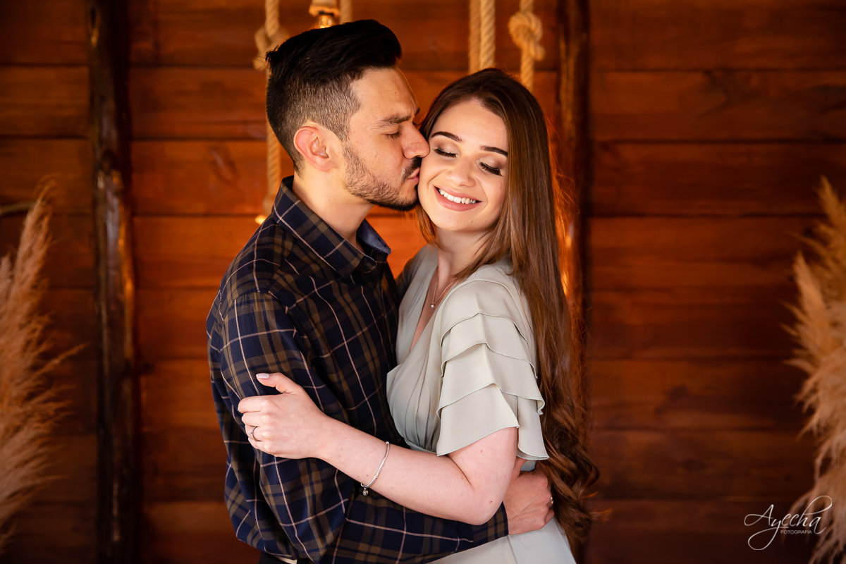 Ensaio de casal; Ensaio pré casamento; Noivas Curitiba; Chácara Sentinela do Imbuial; Ensaio em Colombo; Fotografa Piraquara; Ensaio romântico; Fotografa de casamento; Casamento Piraquara; Chácara para fotos; Ensaio celeiro; Noivos Piraquara; Pré wedding;