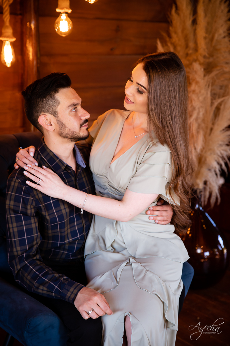 Ensaio de casal; Ensaio pré casamento; Noivas Curitiba; Chácara Sentinela do Imbuial; Ensaio em Colombo; Fotografa Piraquara; Ensaio romântico; Fotografa de casamento; Casamento Piraquara; Chácara para fotos; Ensaio celeiro; Noivos Piraquara; Pré wedding;