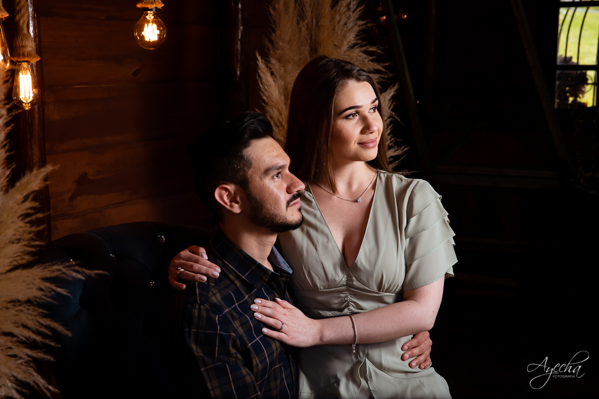 Ensaio de casal; Ensaio pré casamento; Noivas Curitiba; Chácara Sentinela do Imbuial; Ensaio em Colombo; Fotografa Piraquara; Ensaio romântico; Fotografa de casamento; Casamento Piraquara; Chácara para fotos; Ensaio celeiro; Noivos Piraquara; Pré wedding;