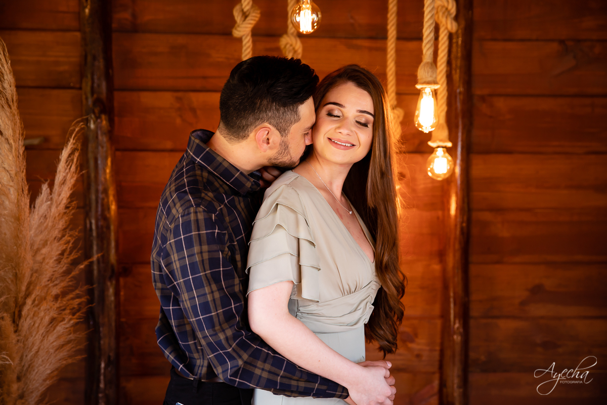 Ensaio de casal; Ensaio pré casamento; Noivas Curitiba; Chácara Sentinela do Imbuial; Ensaio em Colombo; Fotografa Piraquara; Ensaio romântico; Fotografa de casamento; Casamento Piraquara; Chácara para fotos; Ensaio celeiro; Noivos Piraquara; Pré wedding;