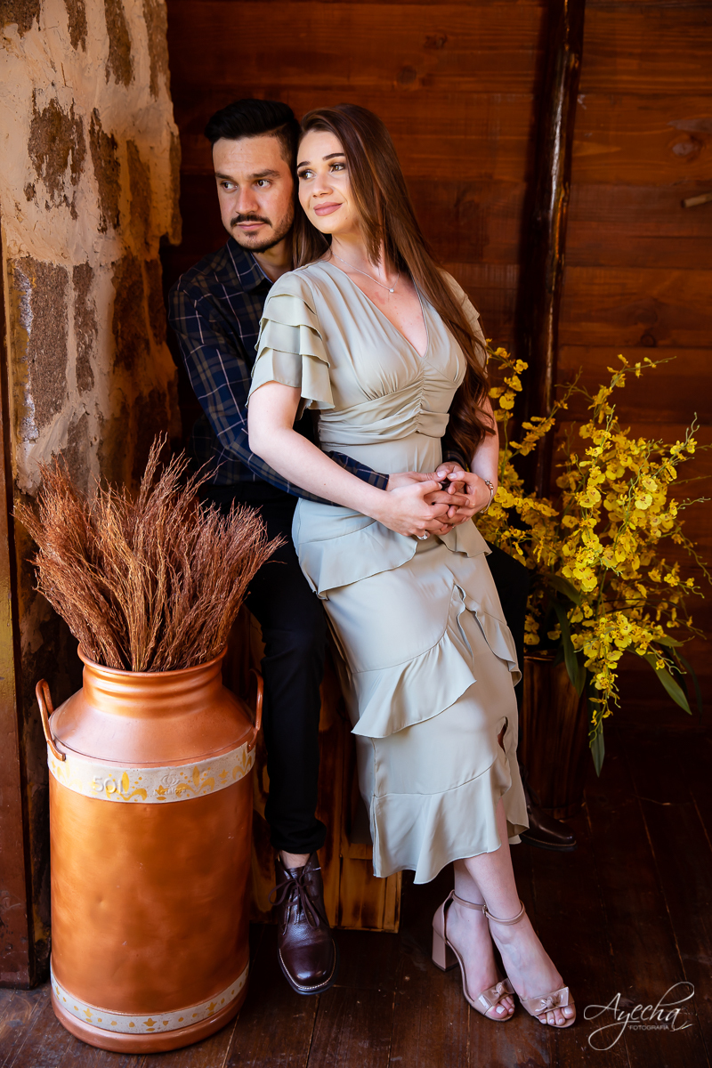 Ensaio de casal; Ensaio pré casamento; Noivas Curitiba; Chácara Sentinela do Imbuial; Ensaio em Colombo; Fotografa Piraquara; Ensaio romântico; Fotografa de casamento; Casamento Piraquara; Chácara para fotos; Ensaio celeiro; Noivos Piraquara; Pré wedding;