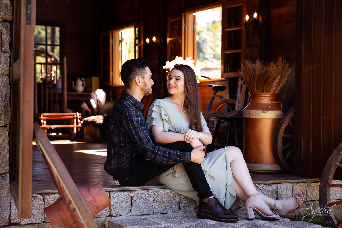 Ensaio de casal; Ensaio pré casamento; Noivas Curitiba; Chácara Sentinela do Imbuial; Ensaio em Colombo; Fotografa Piraquara; Ensaio romântico; Fotografa de casamento; Casamento Piraquara; Chácara para fotos; Ensaio celeiro; Noivos Piraquara; Pré wedding;
