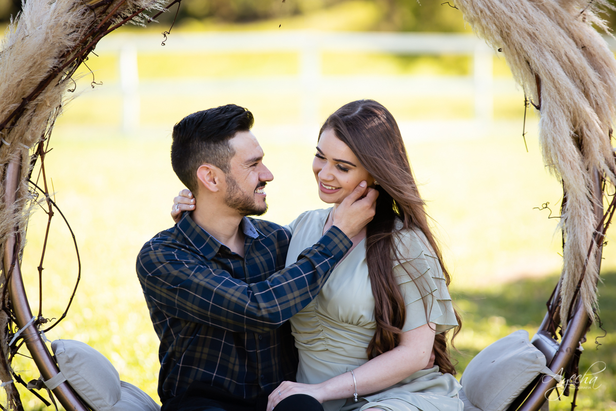 Ensaio de casal; Ensaio pré casamento; Noivas Piraquara; Chácara Sentinela do Imbuial; Ensaio em Colombo; Fotografa Piraquara; Ensaio romântico; Fotografa de casamento; Casamento Piraquara; Chácara para fotos; Noivos Piraquara; Pré wedding; Ensaio campo;