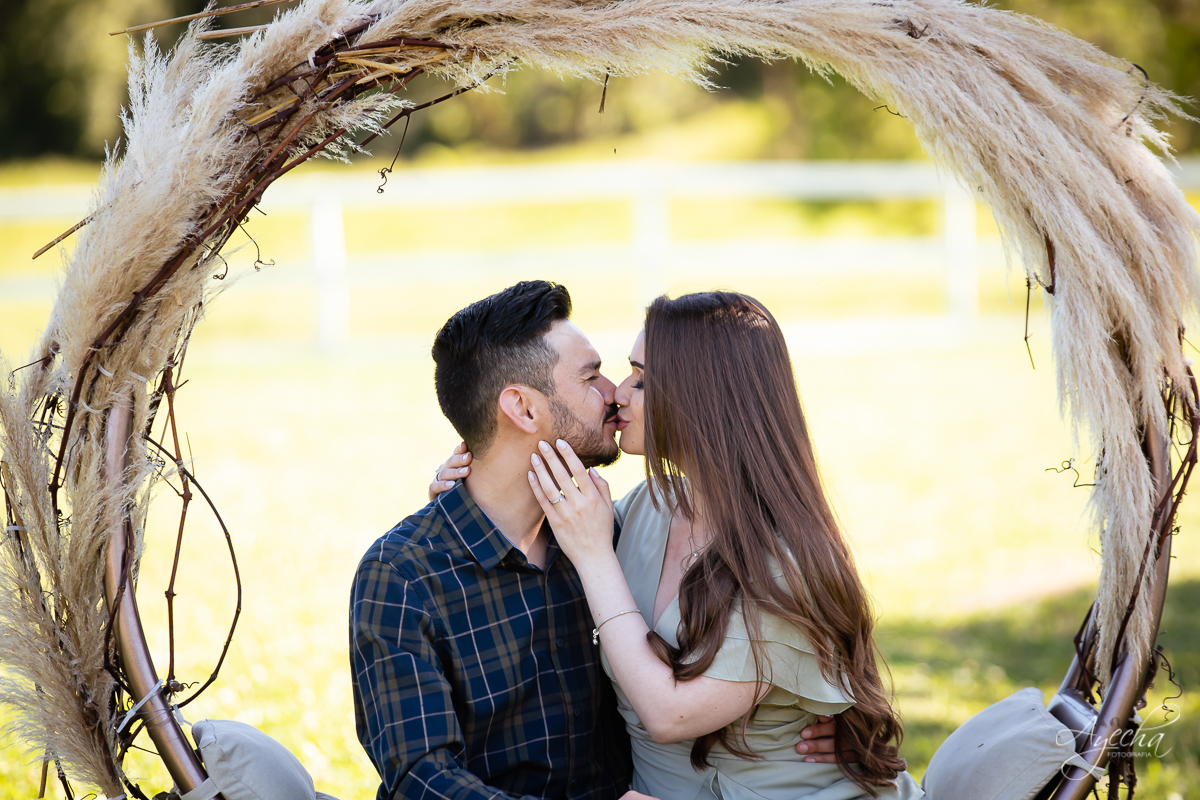 Ensaio de casal; Ensaio pré casamento; Noivas Piraquara; Chácara Sentinela do Imbuial; Ensaio em Colombo; Fotografa Piraquara; Ensaio romântico; Fotografa de casamento; Casamento Piraquara; Chácara para fotos; Noivos Piraquara; Pré wedding; Ensaio campo;