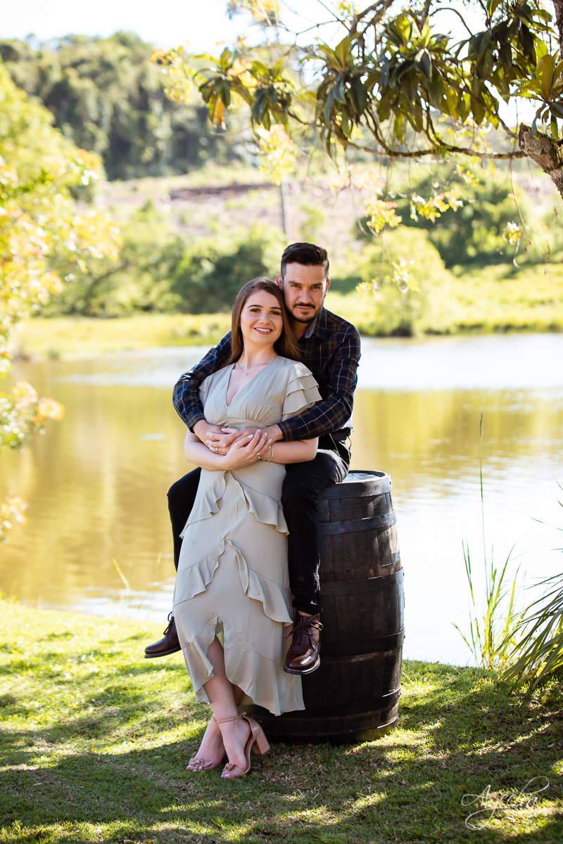 Ensaio de casal; Ensaio pré casamento; Noivas Piraquara; Chácara Sentinela do Imbuial; Ensaio em Colombo; Fotografa Piraquara; Ensaio romântico; Fotografa de casamento; Casamento Piraquara; Chácara para fotos; Noivos Piraquara; Pré wedding; Ensaio campo;