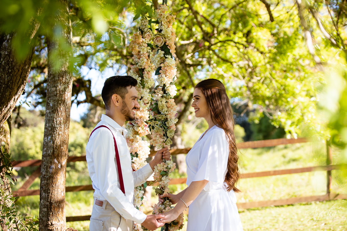Ensaio de casal; Ensaio pré casamento; Vestido de noiva; Chácara Sentinela do Imbuial; Ensaio em Colombo; Fotografa Piraquara; Ensaio romântico; Fotografa de casamento; Casamento Piraquara; Chácara para fotos; Noivos Piraquara; Pré wedding; Ensaio campo;