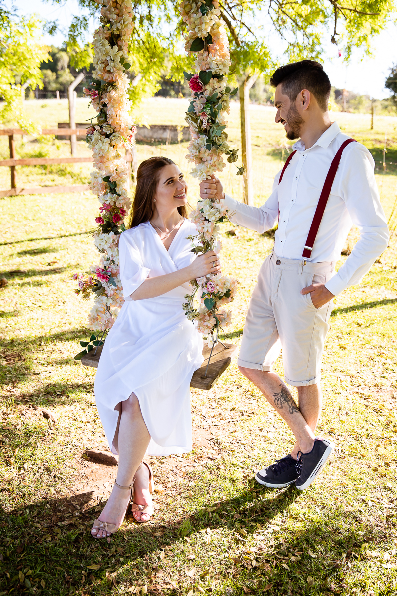 Ensaio de casal; Ensaio pré casamento; Vestido de noiva; Chácara Sentinela do Imbuial; Ensaio em Colombo; Fotografa Piraquara; Ensaio romântico; Fotografa de casamento; Casamento Piraquara; Chácara para fotos; Noivos Piraquara; Pré wedding; Ensaio campo;
