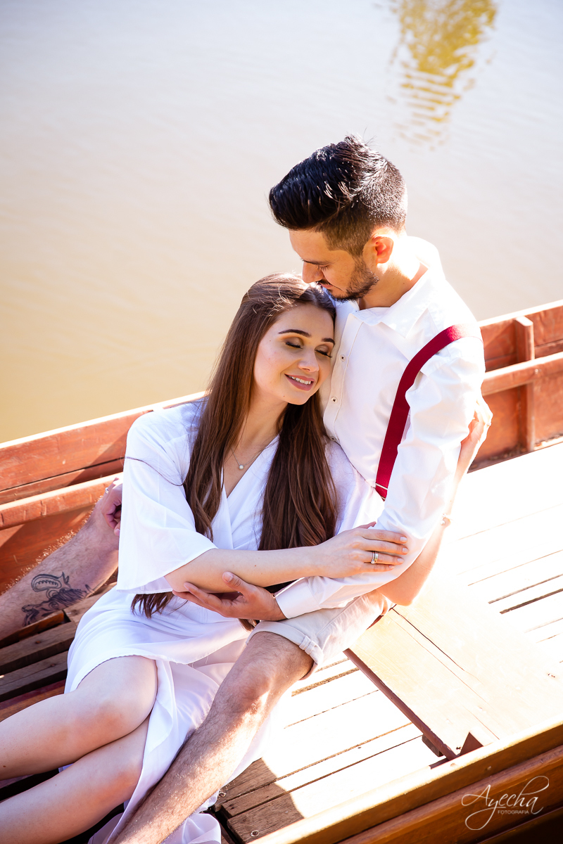Ensaio de casal; Ensaio pré casamento; Vestido de noiva; Chácara Sentinela do Imbuial; Ensaio em Colombo; Fotografa Piraquara; Ensaio romântico; Fotografa de casamento; Casamento Piraquara; Chácara para fotos; Noivos Piraquara; Pré wedding; Ensaio barco;