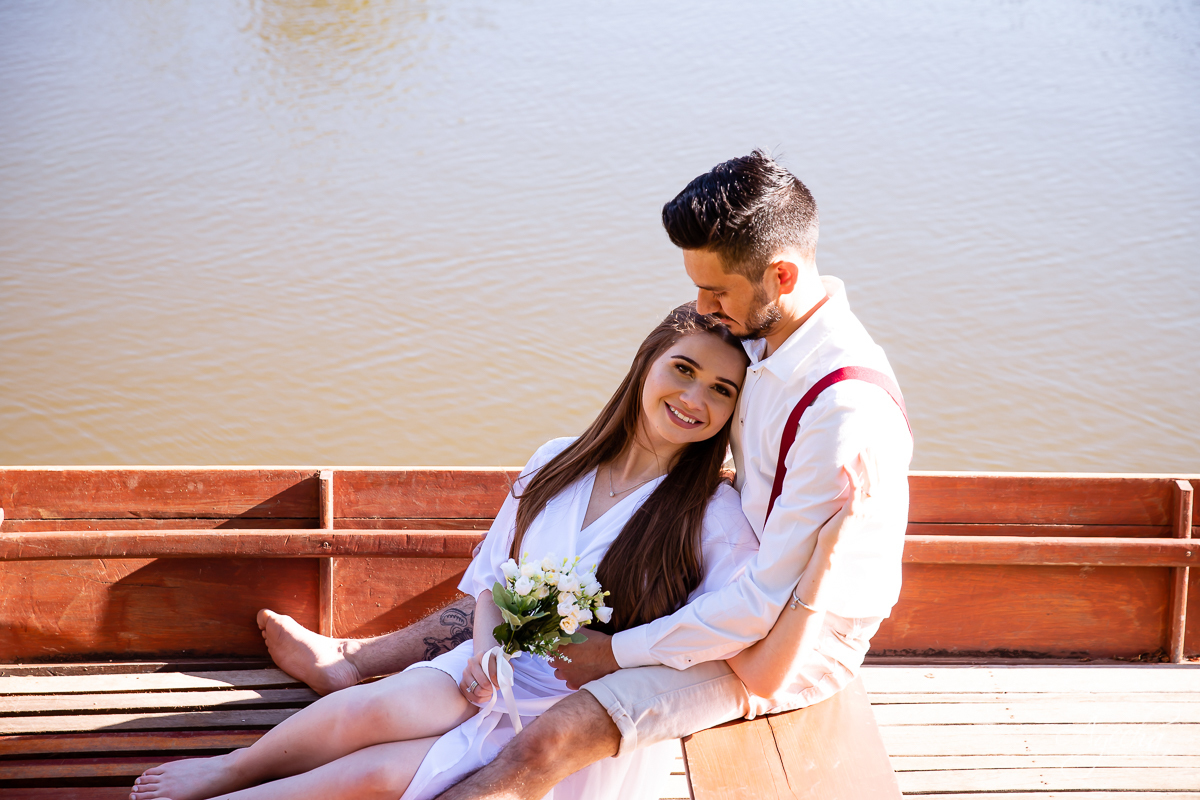 Ensaio de casal; Ensaio pré casamento; Vestido de noiva; Chácara Sentinela do Imbuial; Ensaio em Colombo; Fotografa Piraquara; Ensaio romântico; Fotografa de casamento; Casamento Piraquara; Chácara para fotos; Noivos Piraquara; Pré wedding; Ensaio barco;