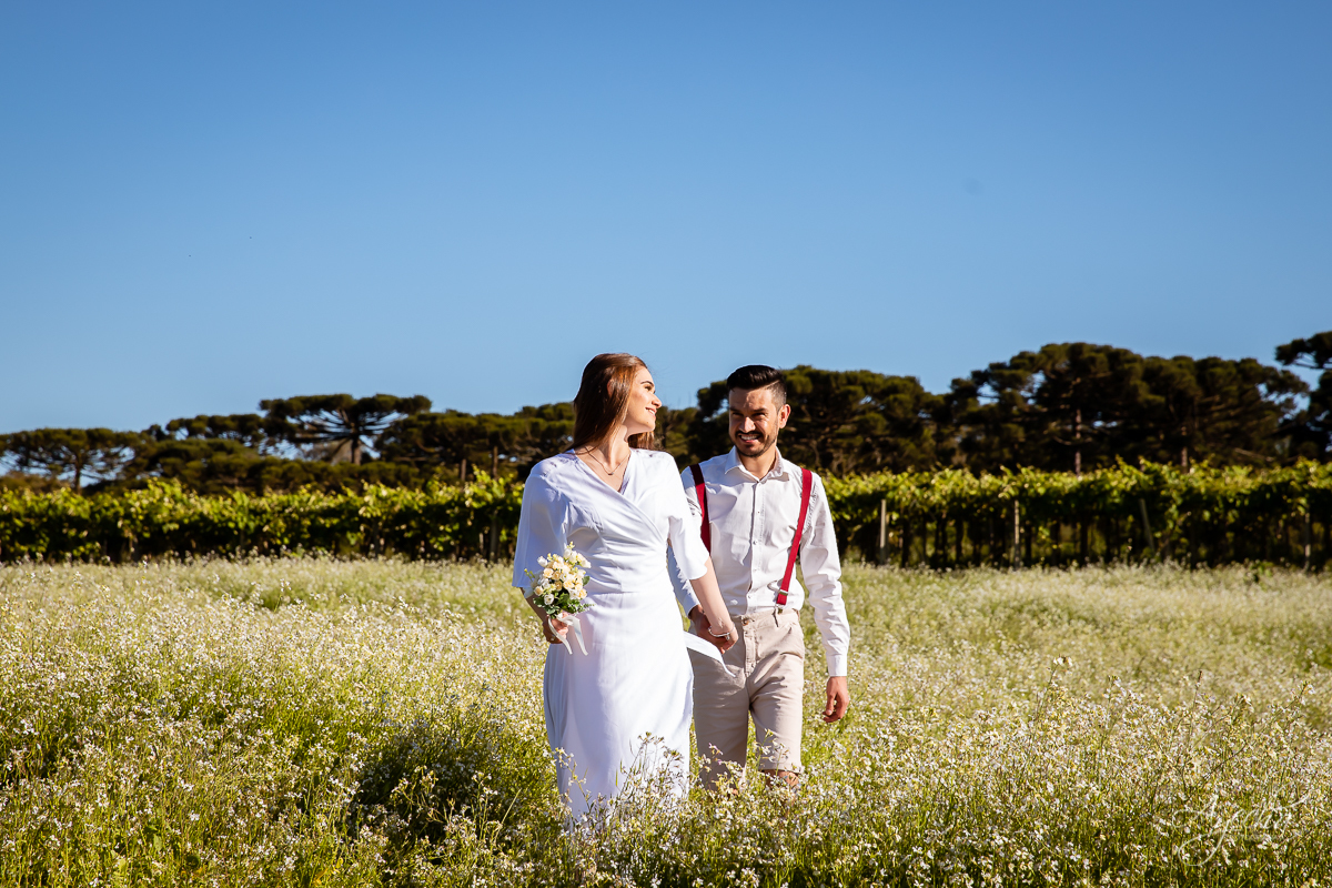 Ensaio de casal; Ensaio pré casamento; Vestido de noiva; Chácara Sentinela do Imbuial; Ensaio em Colombo; Fotografa Piraquara; Ensaio romântico; Fotografa de casamento; Casamento Piraquara; Chácara para fotos; Noivos Piraquara; Pré wedding; Ensaio campo;E