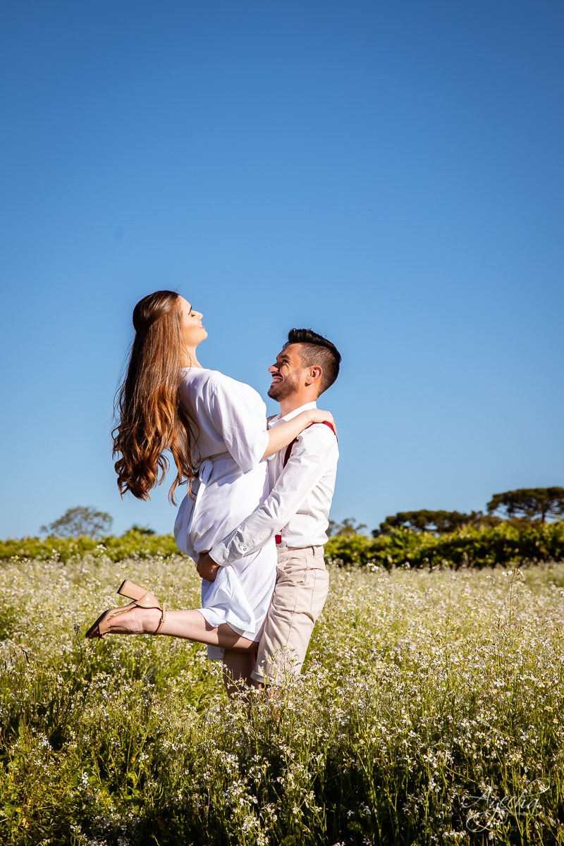 Ensaio de casal; Ensaio pré casamento; Vestido de noiva; Chácara Sentinela do Imbuial; Ensaio em Colombo; Fotografa Piraquara; Ensaio romântico; Fotografa de casamento; Casamento Piraquara; Chácara para fotos; Noivos Piraquara; Pré wedding; Ensaio campo;