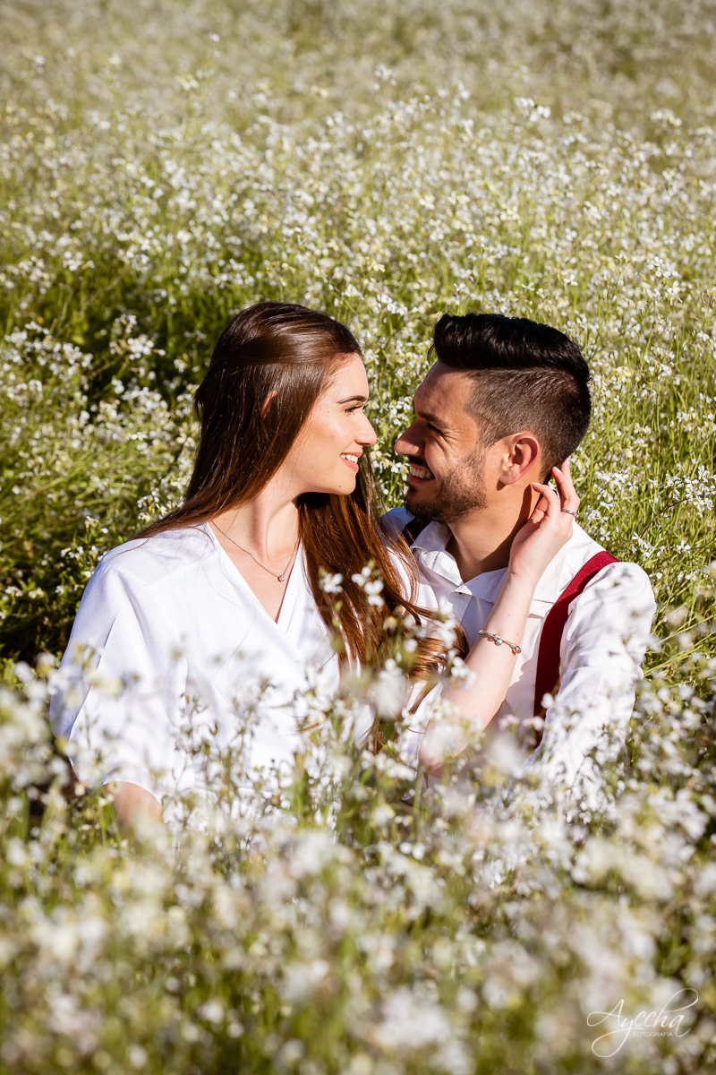 Ensaio de casal; Ensaio pré casamento; Vestido de noiva; Chácara Sentinela do Imbuial; Ensaio em Colombo; Fotografa Piraquara; Ensaio romântico; Fotografa de casamento; Casamento Piraquara; Chácara para fotos; Noivos Piraquara; Pré wedding; Ensaio campo;