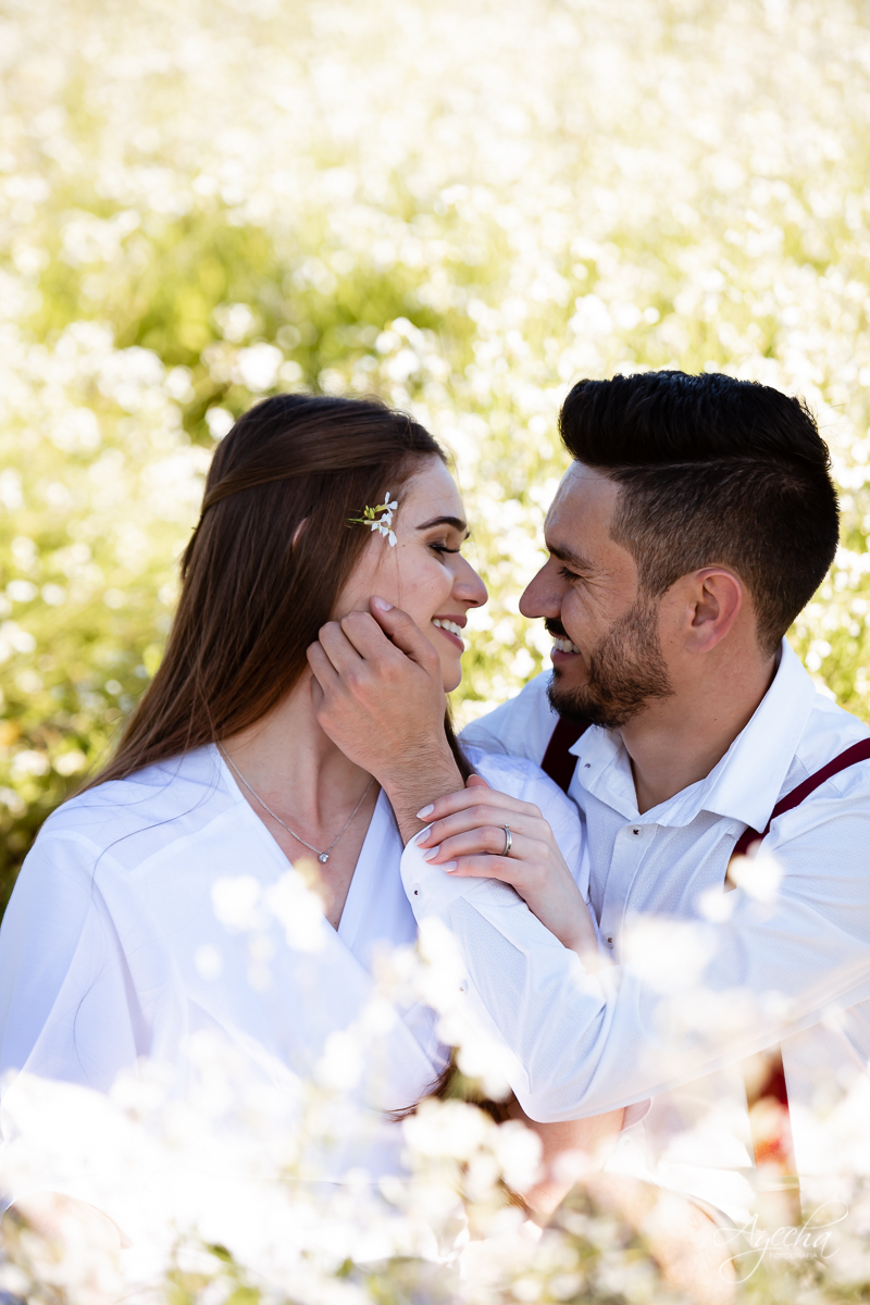Ensaio de casal; Ensaio pré casamento; Vestido de noiva; Chácara Sentinela do Imbuial; Ensaio em Colombo; Fotografa Piraquara; Ensaio romântico; Fotografa de casamento; Casamento Piraquara; Chácara para fotos; Noivos Piraquara; Pré wedding; Ensaio campo;