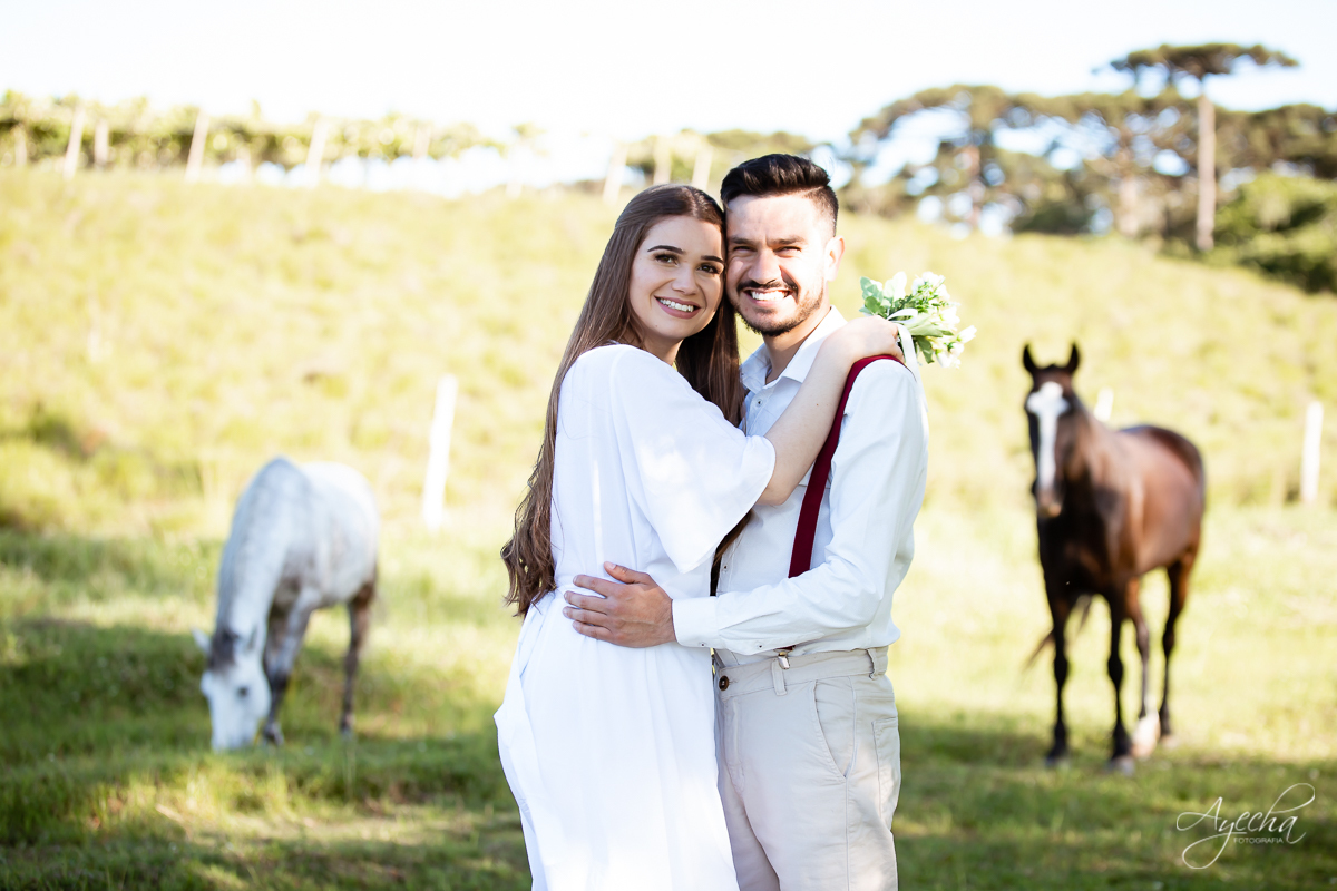 Ensaio de casal; Ensaio pré casamento; Vestido de noiva; Chácara Sentinela do Imbuial; Ensaio em Colombo; Fotografa Piraquara; Ensaio romântico; Fotografa de casamento; Casamento Piraquara; Chácara para fotos; Noivos Piraquara; Pré wedding; Ensaio campo;