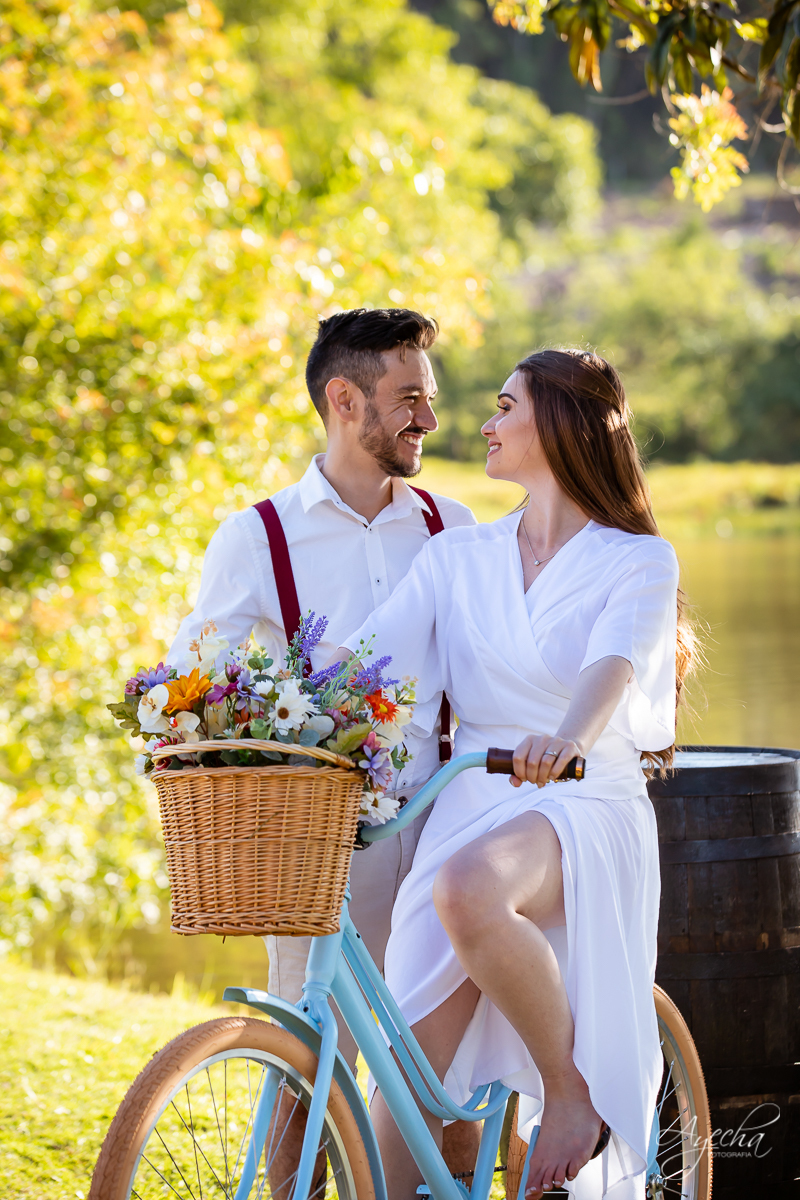 Ensaio de casal; Ensaio divertido; Vestido de noiva; Chácara Sentinela do Imbuial; Ensaio em Colombo; Fotografa Piraquara; Ensaio romântico; Fotografa de casamento; Casamento Piraquara; Chácara para fotos; Noivos Piraquara; Pré wedding; Ensaio campo;  