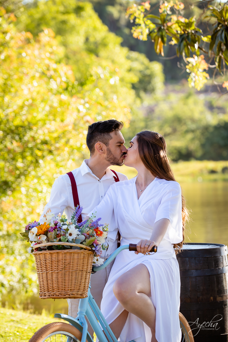 Ensaio de casal; Ensaio divertido; Vestido de noiva; Chácara Sentinela do Imbuial; Ensaio em Colombo; Fotografa Piraquara; Ensaio romântico; Fotografa de casamento; Casamento Piraquara; Chácara para fotos; Noivos Piraquara; Pré wedding; Ensaio campo;  