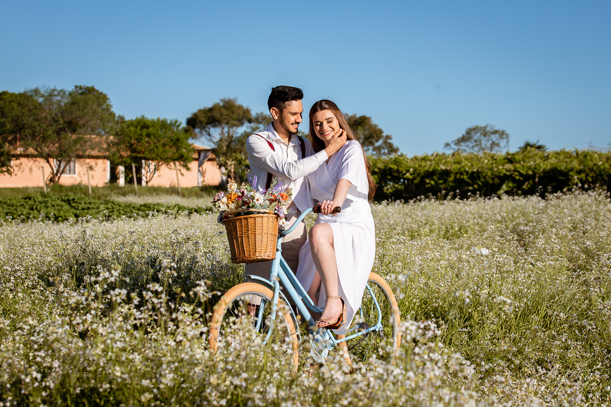 Ensaio de casal; Buque de noiva; Vestido de noiva; Chácara Sentinela do Imbuial; Ensaio em Colombo; Fotografa Piraquara; Ensaio romântico; Fotografa de casamento; Casamento Piraquara; Chácara para fotos; Noivos Piraquara; Pré wedding; Ensaio campo; 