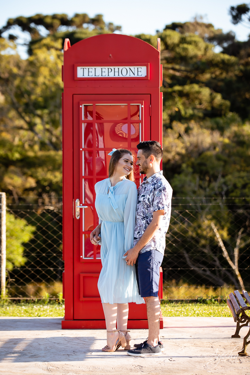Ensaio de casal; Ensaio pré casamento; Vestido de noiva; Chácara Sentinela do Imbuial; Ensaio em Colombo; Fotografa Piraquara; Ensaio romântico; Fotografa de casamento; Casamento Piraquara; Chácara para fotos; Noivos Piraquara; Pré wedding; Ensaio campo;