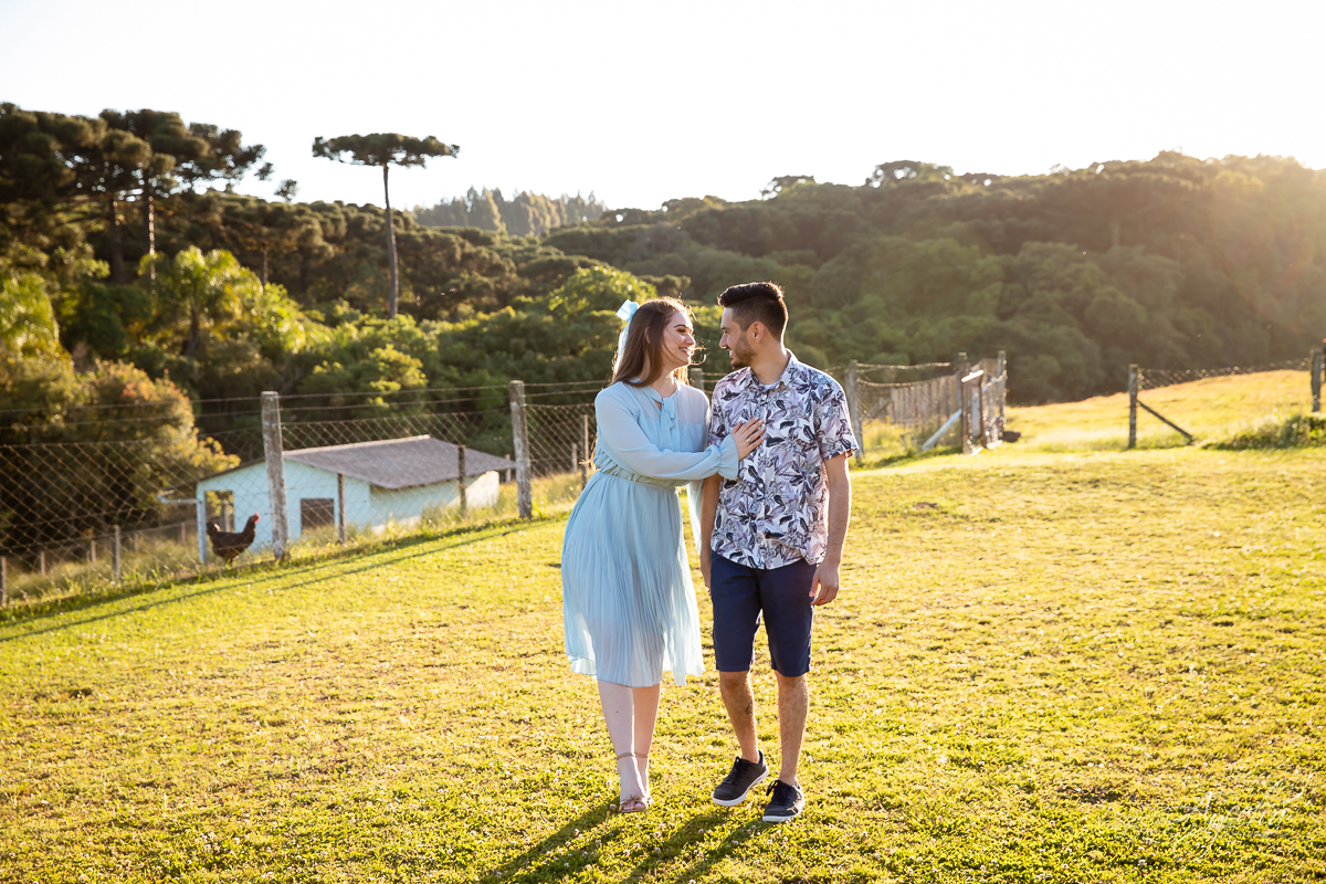 Ensaio de casal; Ensaio pré casamento; Vestido de noiva; Chácara Sentinela do Imbuial; Ensaio em Colombo; Fotografa Piraquara; Ensaio romântico; Fotografa de casamento; Casamento Piraquara; Chácara para fotos; Noivos Piraquara; Pré wedding; Ensaio campo;