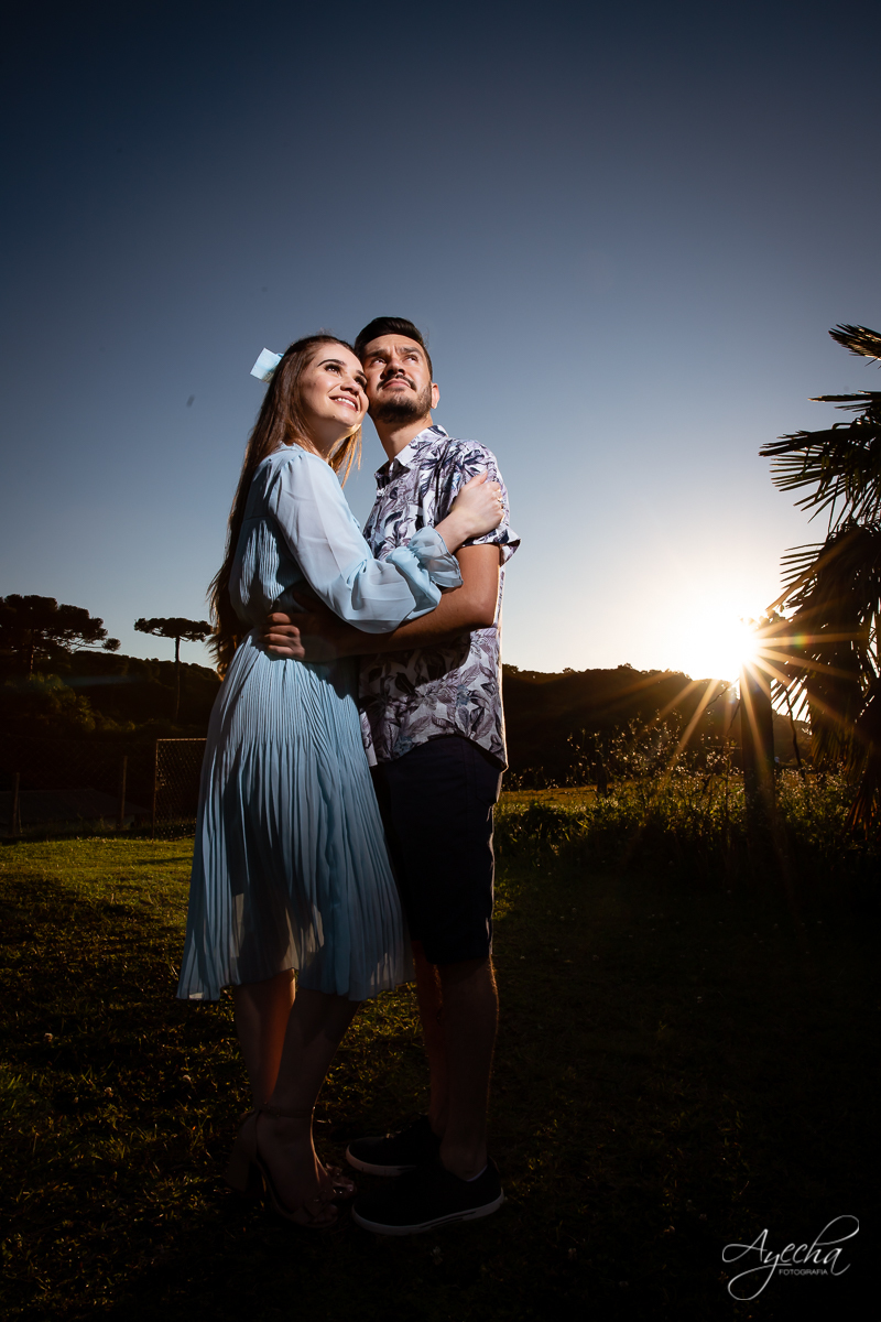 Ensaio de casal; Ensaio pré casamento; Vestido de noiva; Chácara Sentinela do Imbuial; Ensaio em Colombo; Fotografa Piraquara; Ensaio romântico; Fotografa de casamento; Casamento Piraquara; Chácara para fotos; Noivos Piraquara; Pré wedding; Pôr do sol;