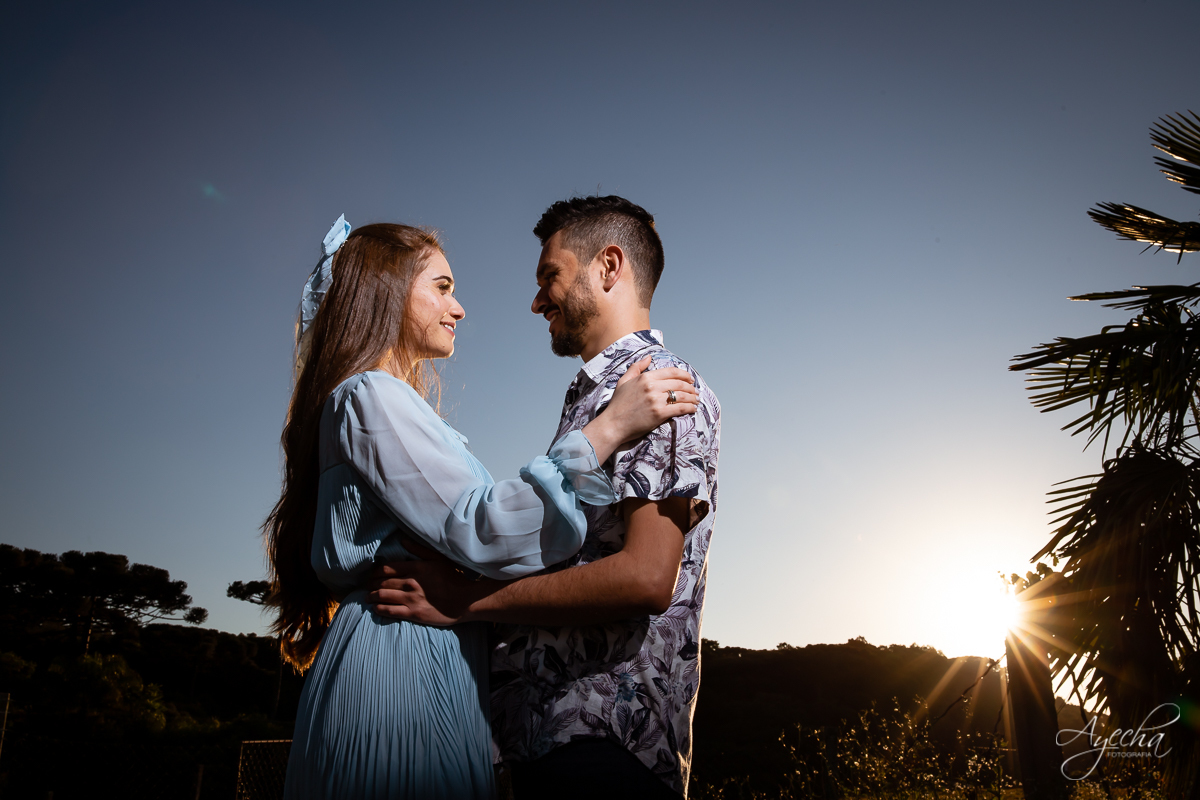 Ensaio de casal; Ensaio pré casamento; Vestido de noiva; Chácara Sentinela do Imbuial; Ensaio em Colombo; Fotografa Piraquara; Ensaio romântico; Fotografa de casamento; Casamento Piraquara; Chácara para fotos; Noivos Piraquara; Pré wedding; Pôr do sol;