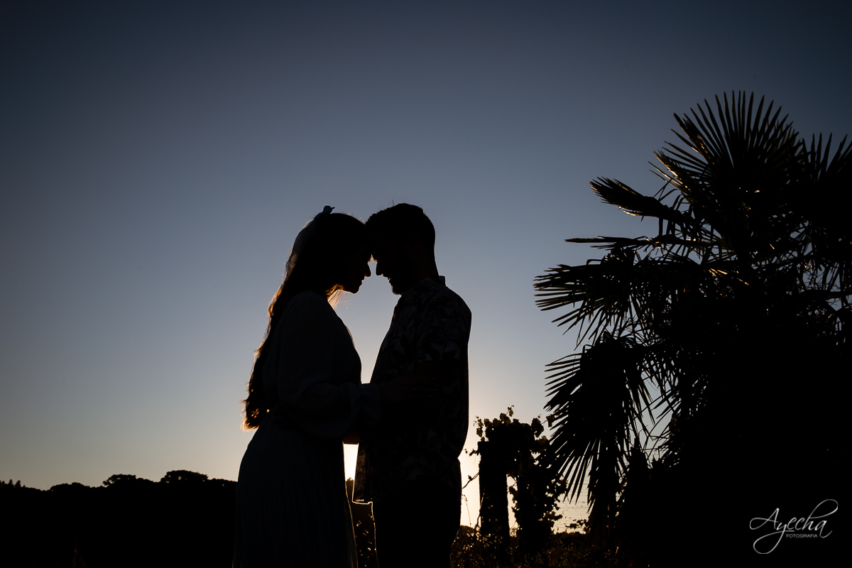 Ensaio de casal; Ensaio pré casamento; Vestido de noiva; Chácara Sentinela do Imbuial; Ensaio em Colombo; Fotografa Piraquara; Ensaio romântico; Fotografa de casamento; Casamento Piraquara; Chácara para fotos; Noivos Piraquara; Pré wedding; Pôr do sol;