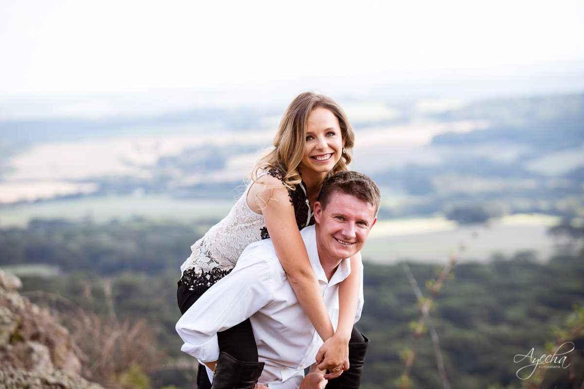 Ensaio de casal; Recanto das Pedras; Ensaio na Lapa; Casal Curitiba; Fotografa de casais; Fotografa Piraquara; Ensaio romântico; Pré wedding Curitiba; Ensaio Araucária; Ensaio de casamento; Fotos criativas para casal; Ensaio externo; Fotografa Curitiba;