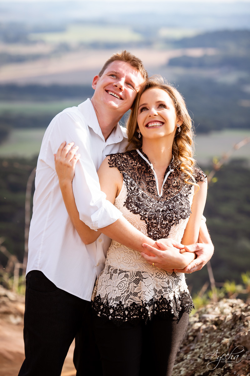 Ensaio de casal; Recanto das Pedras; Ensaio na Lapa; Casal Curitiba; Fotografa de casais; Fotografa Piraquara; Ensaio romântico; Pré wedding Curitiba; Ensaio Araucária; Ensaio de casamento; Fotos criativas para casal; Ensaio externo; Fotografa Curitiba;