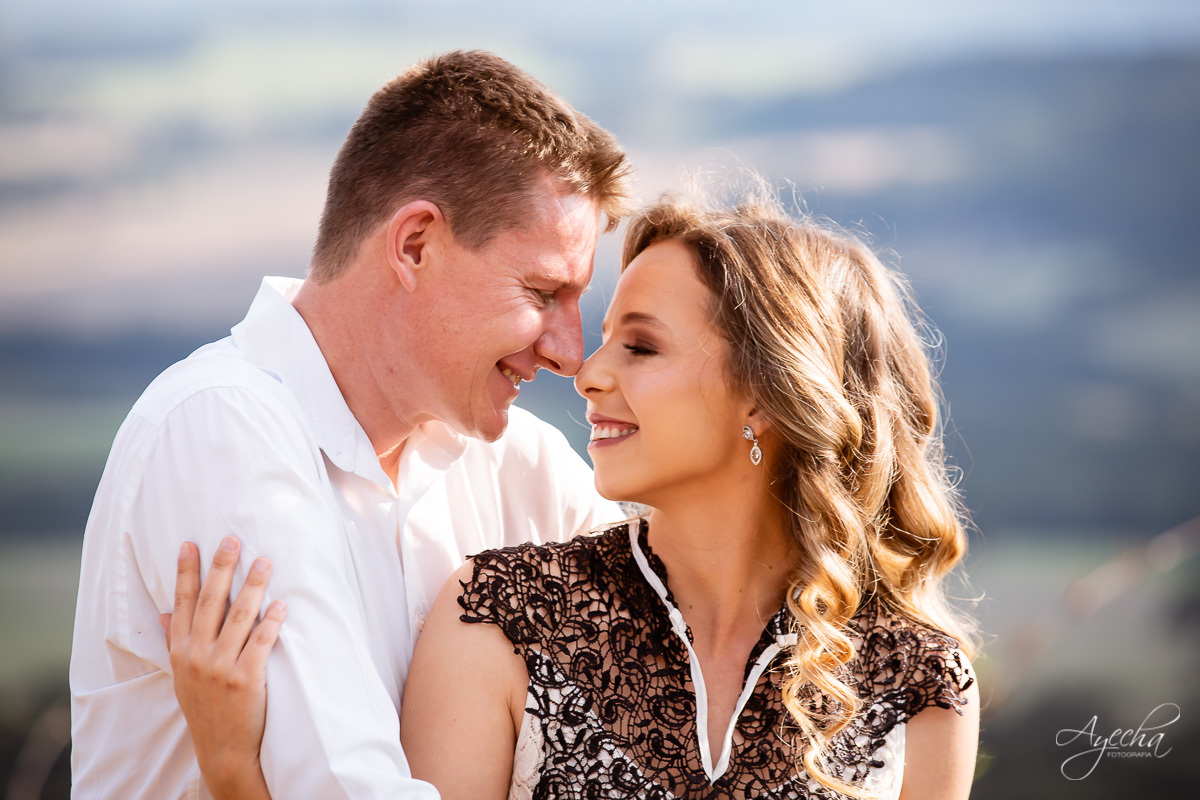 Ensaio de casal; Recanto das Pedras; Ensaio na Lapa; Casal Curitiba; Fotografa de casais; Fotografa Piraquara; Ensaio romântico; Pré wedding Curitiba; Ensaio Araucária; Ensaio de casamento; Fotos criativas para casal; Ensaio externo; Fotografa Curitiba;