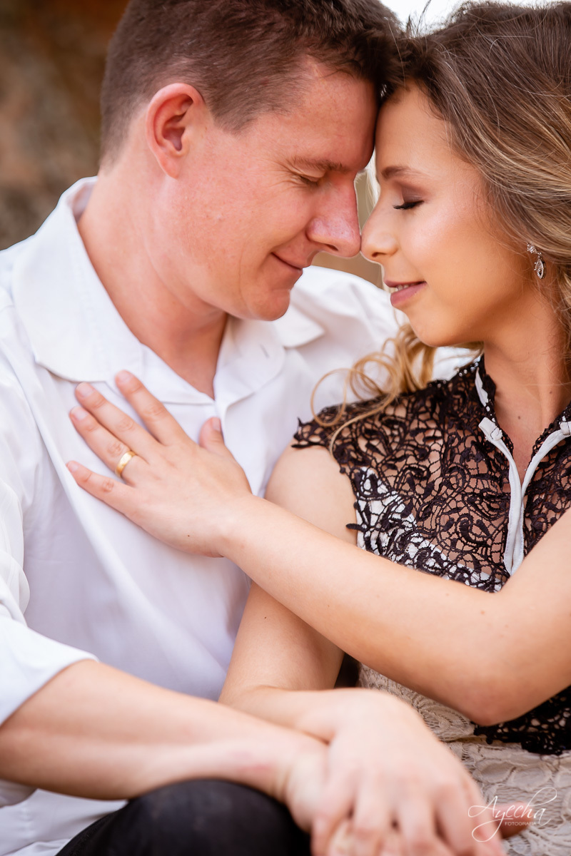 Ensaio de casal; Recanto das Pedras; Ensaio na Lapa; Casal Curitiba; Fotografa de casais; Fotografa Piraquara; Ensaio romântico; Pré wedding Curitiba; Ensaio Araucária; Ensaio de casamento; Fotos criativas para casal; Ensaio externo; Fotografa Curitiba;