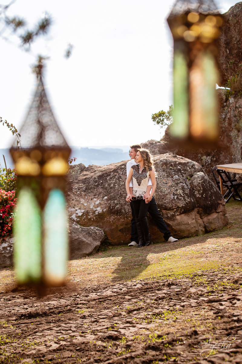 Ensaio de casal; Recanto das Pedras; Ensaio na Lapa; Casal Curitiba; Fotografa de casais; Fotografa Piraquara; Ensaio romântico; Pré wedding Curitiba; Ensaio Araucária; Ensaio de casamento; Fotos criativas para casal; Ensaio externo; Fotografa Curitiba;