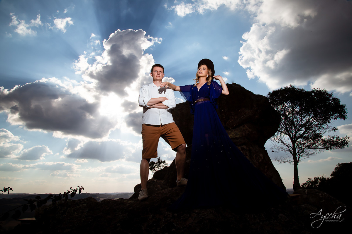 Ensaio de casal; Recanto das Pedras; Ensaio na Lapa; Casal Curitiba; Fotografa de casais; Fotografa Piraquara; Ensaio romântico; Pré wedding Curitiba; Ensaio Araucária; Ensaio de casamento; Vestido de noiva; Ensaio externo; Fotografa Curitiba; Pôr do sol;