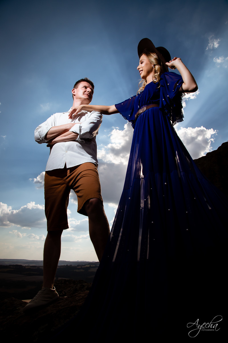 Ensaio de casal; Recanto das Pedras; Ensaio na Lapa; Casal Curitiba; Fotografa de casais; Fotografa Piraquara; Ensaio romântico; Pré wedding Curitiba; Ensaio Araucária; Ensaio de casamento; Vestido de noiva; Ensaio externo; Fotografa Curitiba; Pôr do sol;