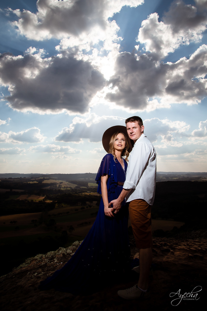 Ensaio de casal; Recanto das Pedras; Ensaio na Lapa; Casal Curitiba; Fotografa de casais; Fotografa Piraquara; Ensaio romântico; Pré wedding Curitiba; Ensaio Araucária; Ensaio de casamento; Vestido de noiva; Ensaio externo; Fotografa Curitiba; Pôr do sol;