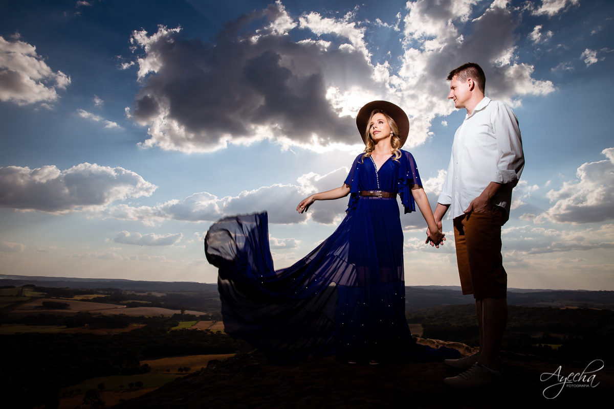 Ensaio de casal; Recanto das Pedras; Ensaio na Lapa; Casal Curitiba; Fotografa de casais; Fotografa Piraquara; Ensaio romântico; Pré wedding Curitiba; Ensaio Araucária; Ensaio de casamento; Vestido de noiva; Ensaio externo; Fotografa Curitiba; Pôr do sol;