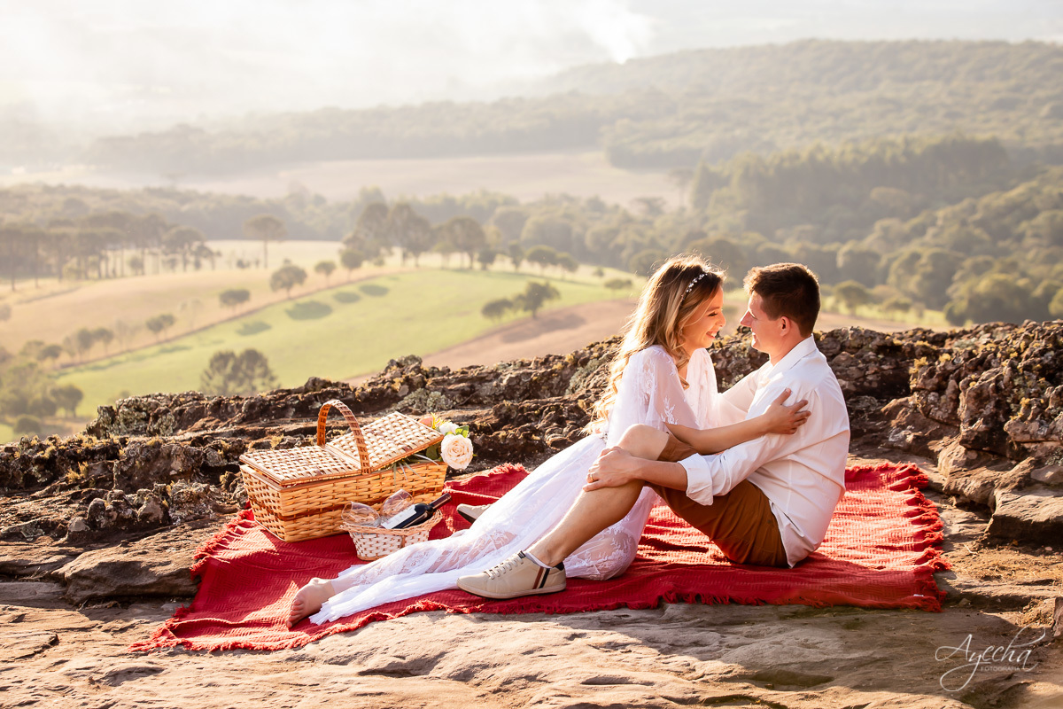 Ensaio de casal; Recanto das Pedras; Ensaio na Lapa; Casal Curitiba; Fotografa de casais; Fotografa Piraquara; Ensaio romântico; Pré wedding; Ensaio Araucária; Ensaio de casamento; Vestido de noiva; Fotos piquenique casal; Fotografa Curitiba; Pôr do sol;
