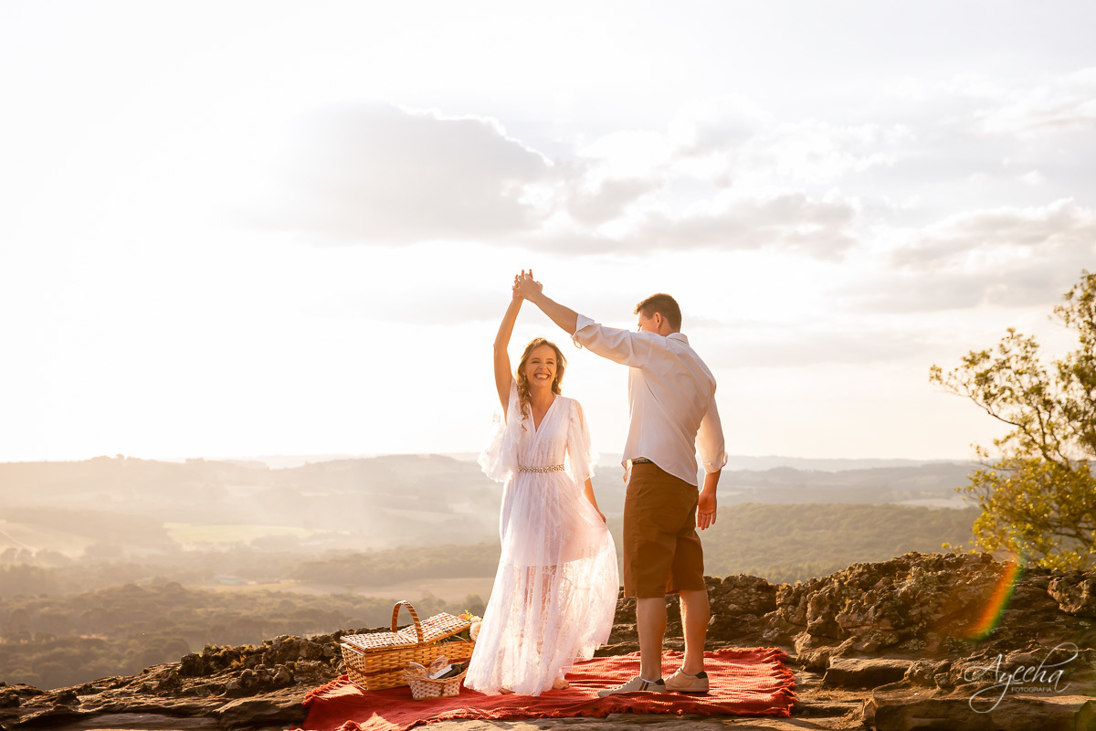 Ensaio de casal; Recanto das Pedras; Ensaio na Lapa; Casal Curitiba; Fotografa de casais; Fotografa Piraquara; Ensaio romântico; Pré wedding; Ensaio Araucária; Ensaio de casamento; Vestido de noiva; Valsa dos noivos; Fotografa Curitiba; Pôr do sol;