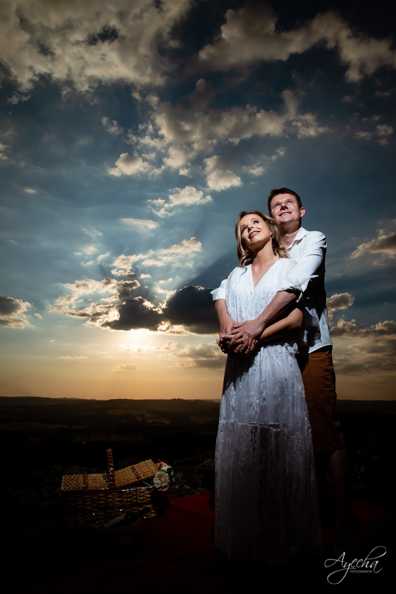 Ensaio de casal; Recanto das Pedras; Ensaio na Lapa; Casal Curitiba; Fotografa de casais; Fotografa Piraquara; Ensaio romântico; Pré wedding Curitiba; Ensaio Araucária; Ensaio de casamento; Vestido de noiva; Ensaio externo; Fotografa Curitiba; Pôr do sol;