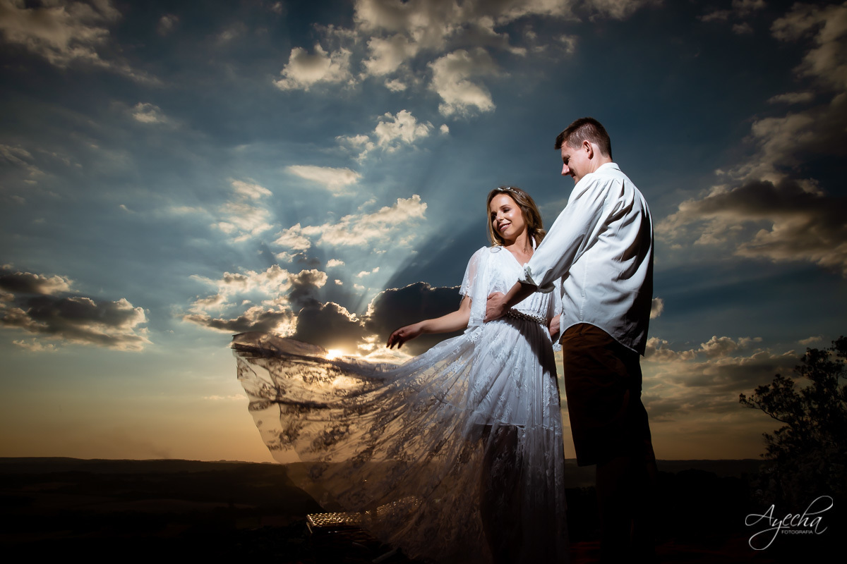 Ensaio de casal; Recanto das Pedras; Ensaio na Lapa; Casal Curitiba; Fotografa de casais; Fotografa Piraquara; Ensaio romântico; Pré wedding Curitiba; Ensaio Araucária; Ensaio de casamento; Vestido de noiva; Ensaio externo; Fotografa Curitiba; Pôr do sol;
