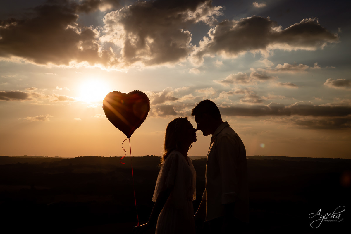 Ensaio de casal; Recanto das Pedras; Ensaio na Lapa; Casal Curitiba; Fotografa de casais; Fotografa Piraquara; Ensaio romântico; Pré wedding Curitiba; Ensaio Araucária; Ensaio de casamento; Vestido de noiva; Ensaio externo; Fotografa Curitiba; Pôr do sol;