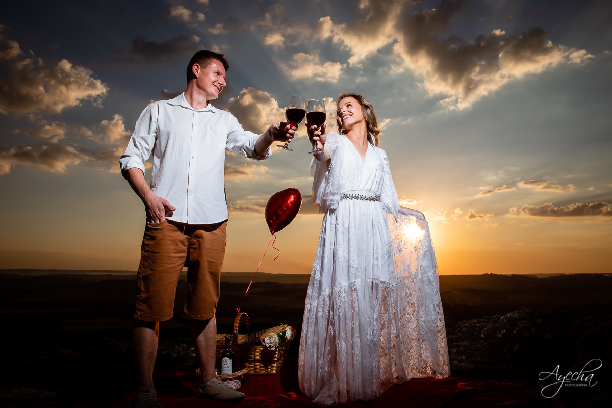 Ensaio de casal; Recanto das Pedras; Ensaio na Lapa; Casal Curitiba; Fotografa de casais; Fotografa Piraquara; Ensaio romântico; Pré wedding; Ensaio Araucária; Ensaio de casamento; Vestido de noiva; Brinde dos noivos ; Fotografa Curitiba; Pôr do sol;