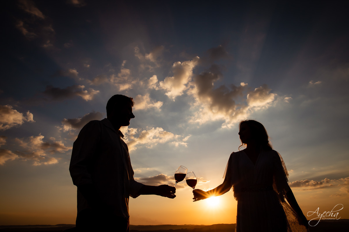 Ensaio de casal; Recanto das Pedras; Ensaio na Lapa; Casal Curitiba; Fotografa de casais; Fotografa Piraquara; Ensaio romântico; Pré wedding; Ensaio Araucária; Ensaio de casamento; Vestido de noiva; Brinde dos noivos ; Fotografa Curitiba; Pôr do sol;