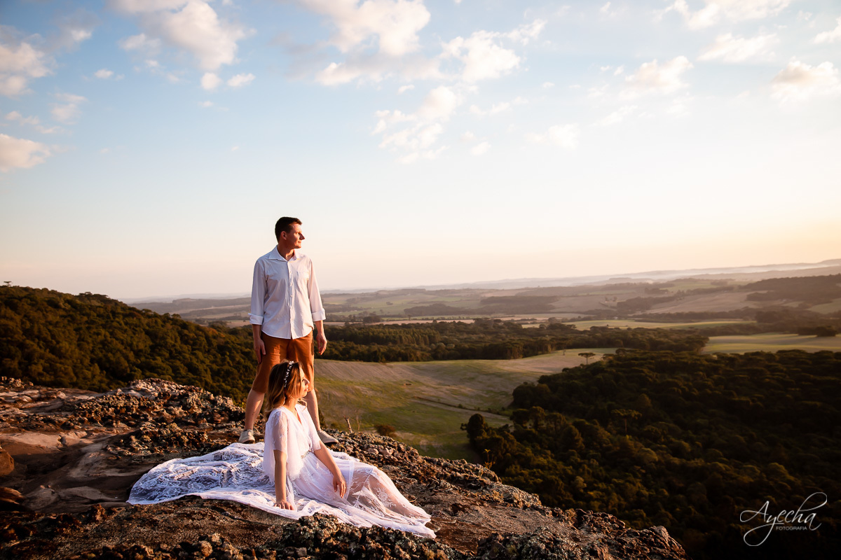 Ensaio de casal; Recanto das Pedras; Ensaio na Lapa; Casal Curitiba; Fotografa de casais; Fotografa Piraquara; Ensaio romântico; Pré wedding Curitiba; Ensaio Araucária; Ensaio de casamento; Vestido de noiva; Ensaio externo; Fotografa Curitiba; Pôr do sol;